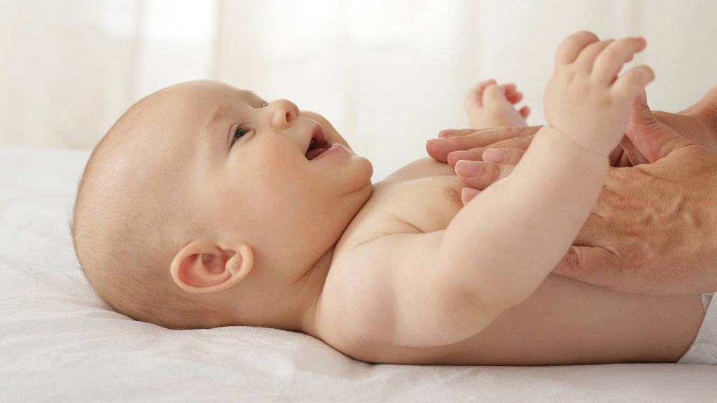 Pijat untuk Membantu Bayi Anda Makan dengan Baik dan Tidur Nyenyak