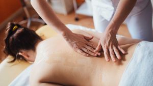 Pijat Pasca Persalinan yang Bisa Anda Lakukan di Rumah dengan Minyak Kutus