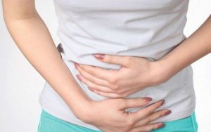 Pijat Perut dengan Minyak Kutus Kutus untuk Menyembuhkan Sembelit Secara Efektif